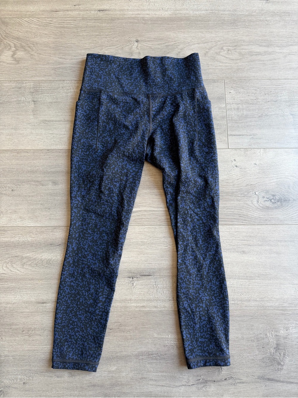 Athleta Salutation Stash Pocket Gravel Tight - size small - black/blue